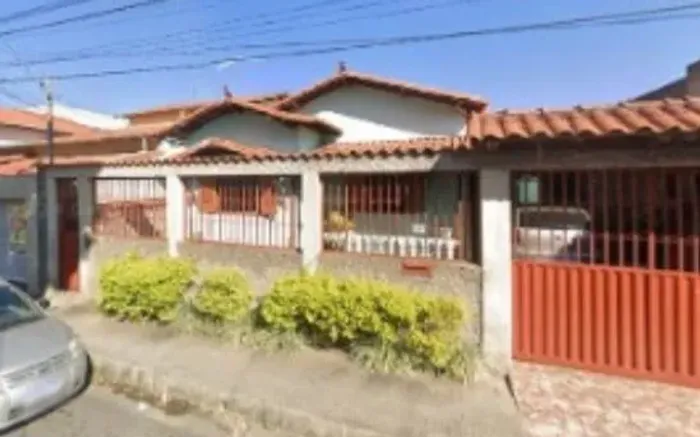 Casa residencial estilo colonial (bairro Guarani) com imóvel individual aos fundos
