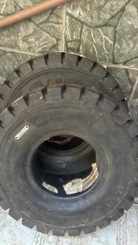 Par de pneus maciço, medida 6.00x9, para empilhadeiras.