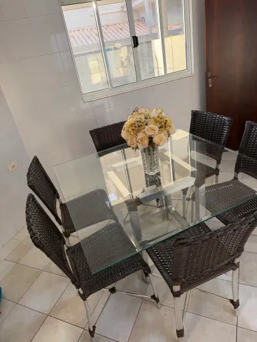 Vendo mesa com 6 cadeiras 