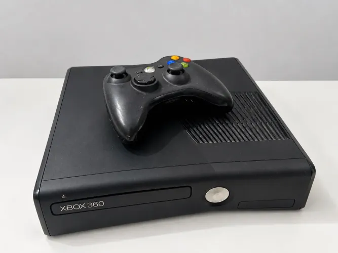 XBOX 360 *APENAS CONSOLE E CONTROLE*