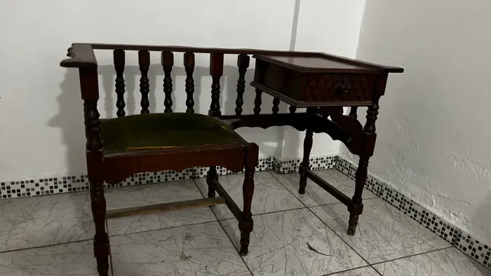 Mesa de telefone antiga