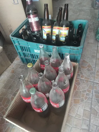 Vasilhames de cerveja e Coca-cola