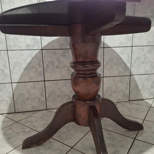 Mesa de madeira com tampo de vidro