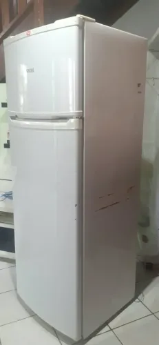 Geladeira Consul branca com freezer superior ? R$ 250