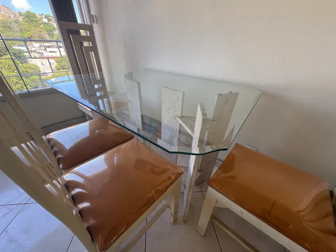 Mesa de vidro com mámore
