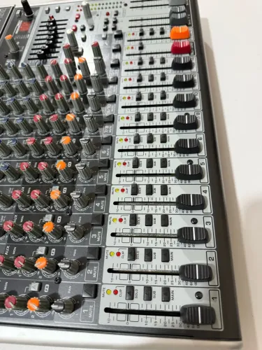 Mesa de Som Behringer Xenix X1832USB