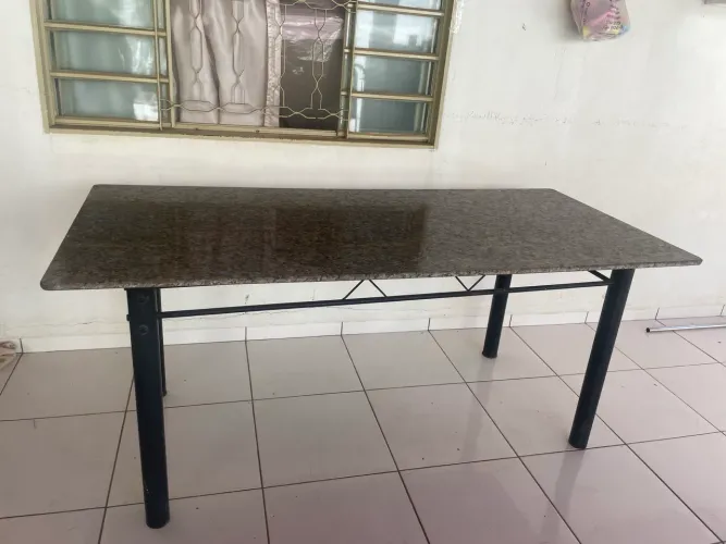 Vende mesa estrutura de ferro e base de mármore 