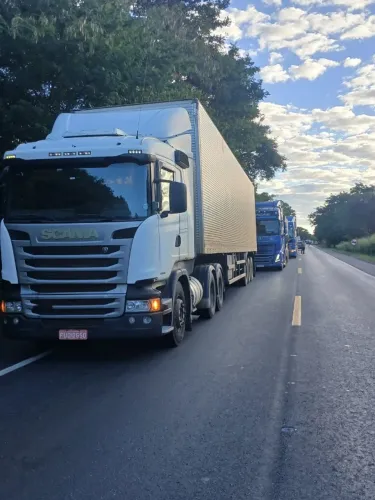 SCANIA R400 2014 AUTOMÁTICA + CARRETA BAÚ RANDON 2015