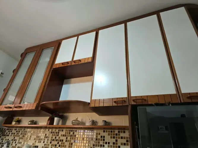 armário aéreo de cozinha amadeirado com vidro