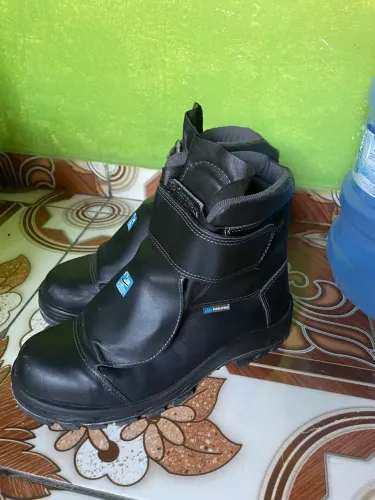 Vende-se bota coturno marluvas microfibra bicco de aco preta