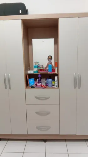 Guarda-roupa e sofá