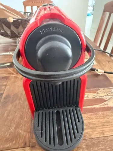 Cafeteira Nespresso Essenza Mini D30 com Kit Boas Vindas - Vermelha