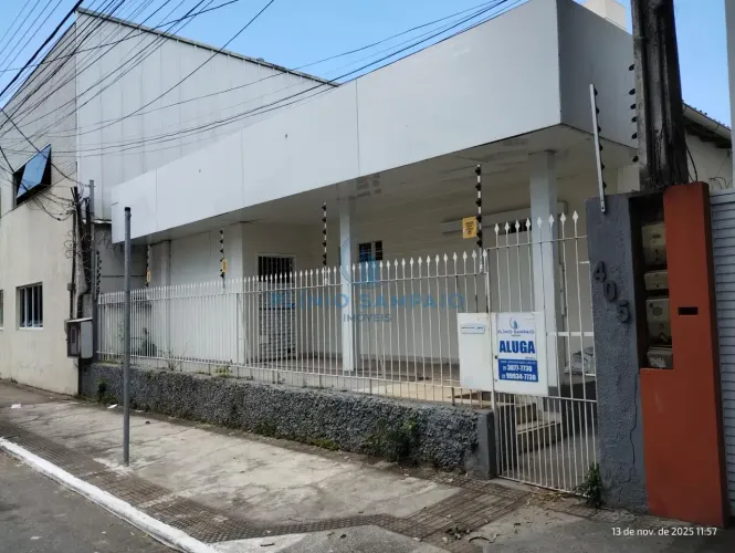 Imóvel para aluguel possui 180 metros quadrados com 3 quartos