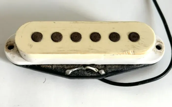Captadores Fender/Squier Japanese Strat Modelo de pescoço