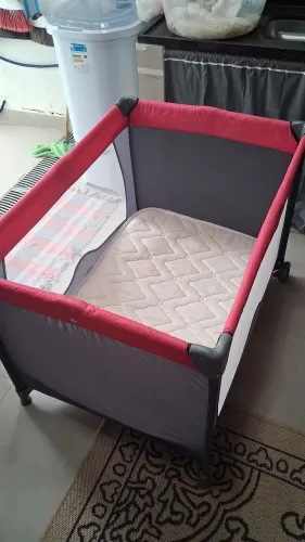 Berço portátil com colchão