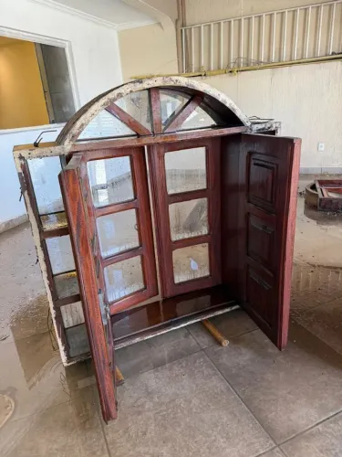 Portas e janelas em madeira tipo coloniais almofadadas