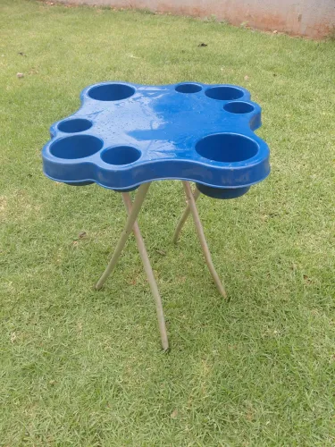 Mesa com suporte para bebida