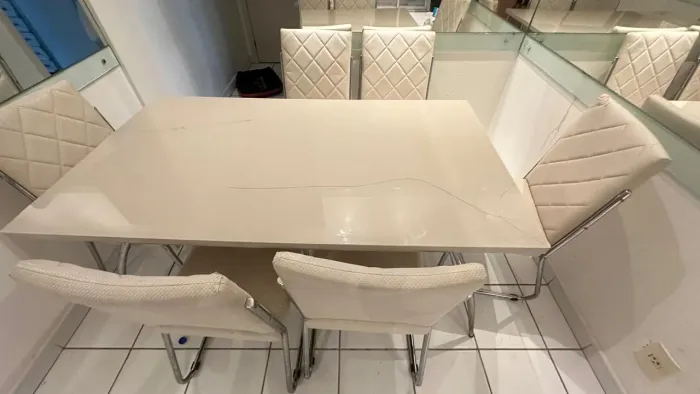 Mesa 6 lugares 500 reais obs: vidro trincado