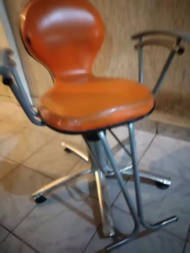 Vende se 3 cadeiras de cabeleireiro e um lavatório cadeiras hidráulica em bom estado de.