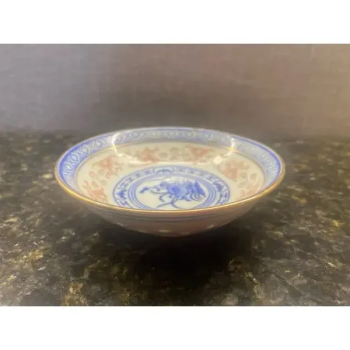 Tigela com cena floral azul em porcelana japonesa.