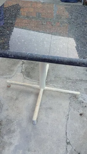 Uma mesa de mármore 200