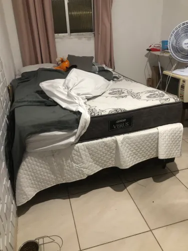 Cama de casal com colchão mola