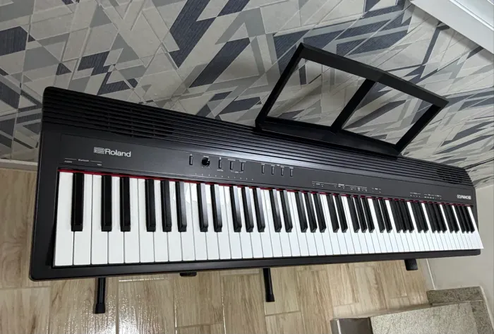 Piano Roland GO:PIANO 88 impecável +Suporte X duplo + Pedal + Estante para partitura