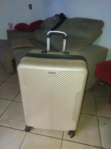 Vendo uma mala de viagem tamanho grande
