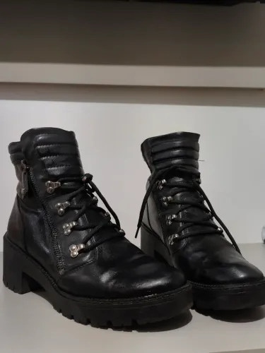Bota estilo coturno