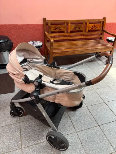 Carrinho de bebê maxi cosi com bebê conforto