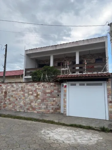 Sobrado estilo rústico | 227m² | 4 quartos | varanda ampla.