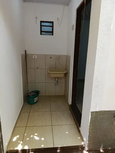 1 quarto com banheiro e cozinha