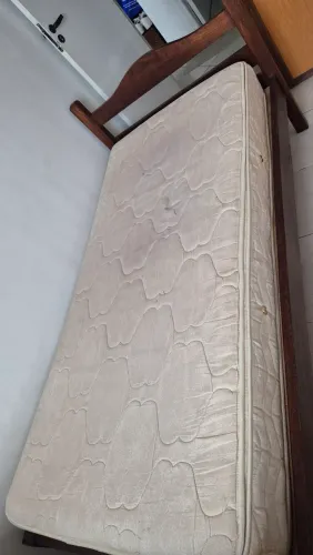 Cama de solteiro em madeira maciça