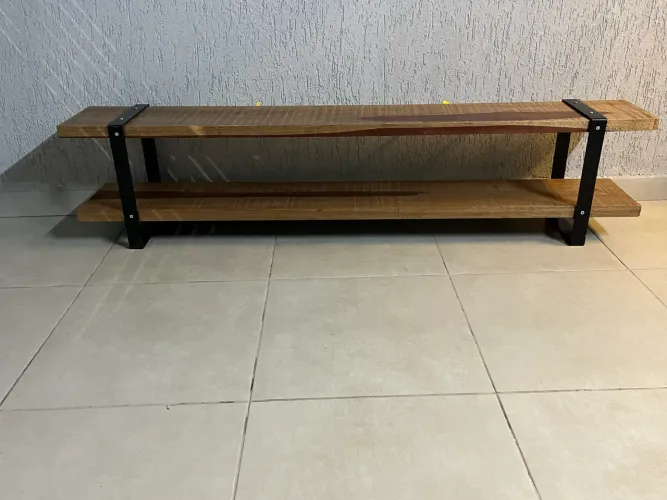 Rack de madeira maciça polida com suporte de ferro 