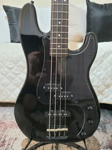 Baixo Fender Squier PJ Ferragens Wilkison e caps Malagoli.