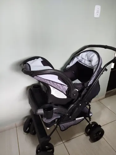 Vendo carrinho de bebê com bebê conforto
