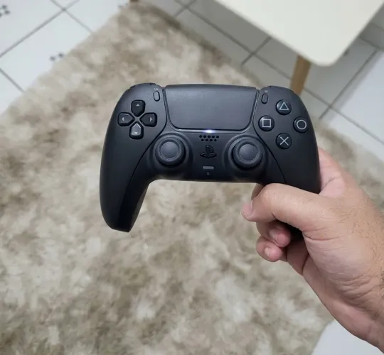 Controle de PlayStation 5 usado, na cor preta.