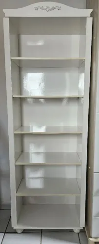 Estante branca com arabesco 