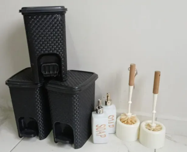 Kit banheiro lixeiras, suporte sabonete líquido e vassouras de vaso