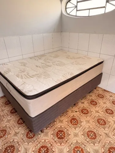 Vende-se cama de casal King ( colchão+box)