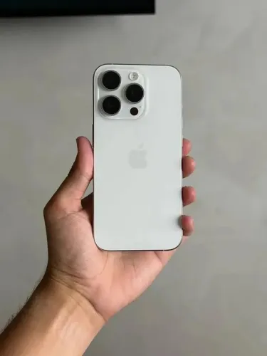 Vendo iPhone ? 15 pro 128 gb branco , bem novinho e com nota da loja