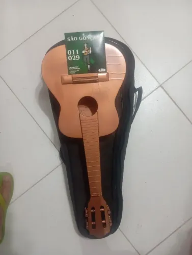 Vendo cavaquinho com jogo de cordas na embalagem, profissional.