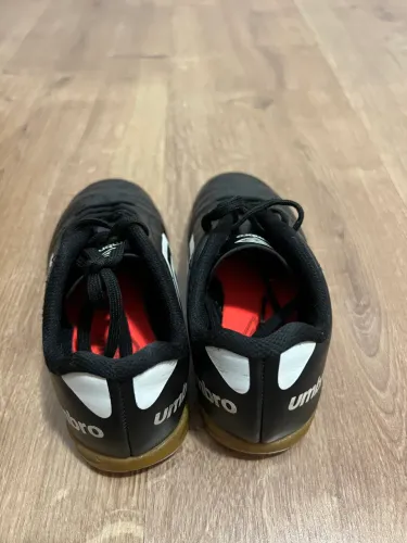 Chuteira masculina original umbro tamanho 28