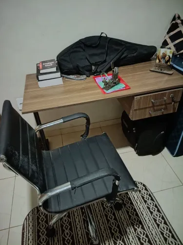 Mesa de escritório com gavetas laterais e cadeira inox de corvim giratória