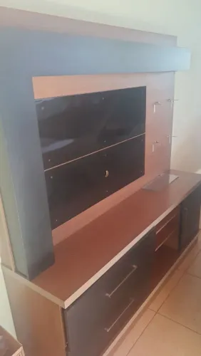 Estante com painel de tv