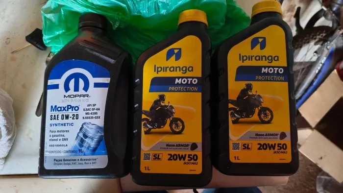 Óleo 20w50 para moto e Óleo 0w20 mopar para Fiat em geral.