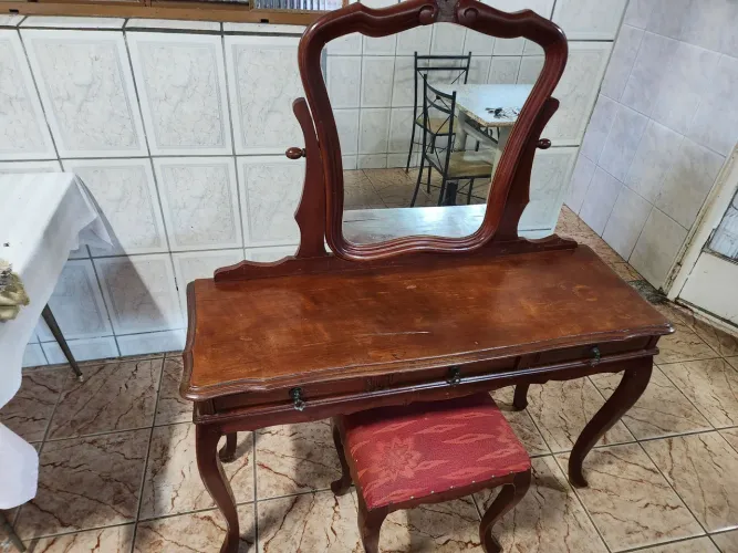 Vendo penteadeira antiga em ótimo estado de conservação 