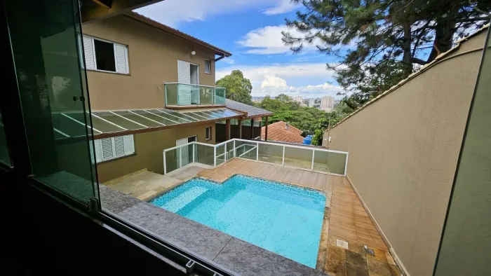 Casa de condomínio para alugar com 4 quartos suítes e piscina na Granja Viana bairro nobre
