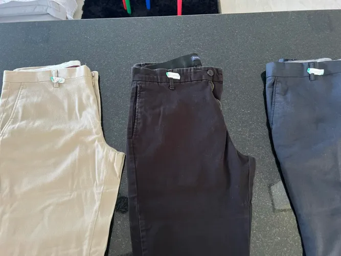 Vendo 3 calças adulto, sem marcas. Novíssimas 