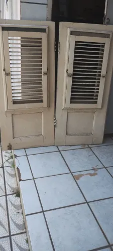 Janela de Madeira maciça tipo Colonial.